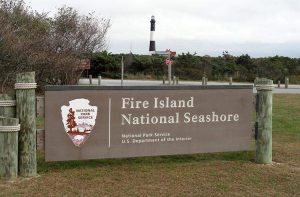 Robert Moses National Park NY tablisa informacyjna i latarnia morska w głębi