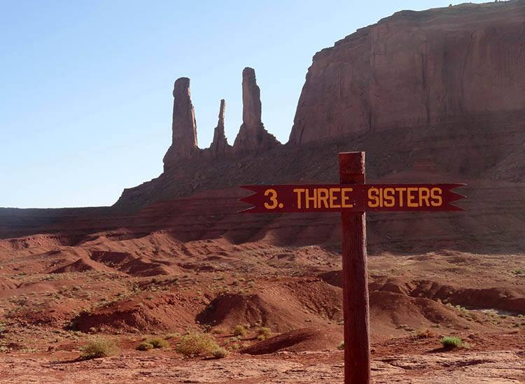 Three Sisters Trzy Siostry Monument Valley dolina pomnikow Utah USA podróże atrakcje 