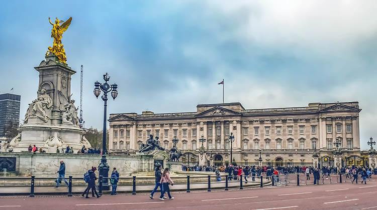 Pałac Buckingham Palace Londyn ciekawostki atrakcje Anglia