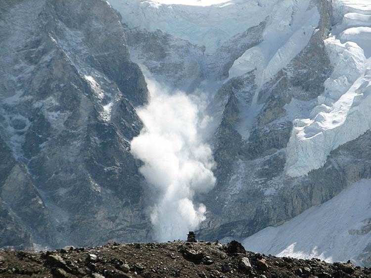 lawina Mount Everest Himalaje góra trupów śmierci śmierć zmarli