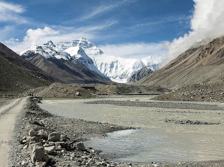 Mount Everest Himalaje usłane zwłokami trupami