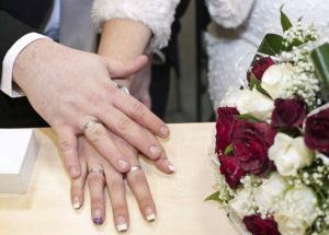 ile kosztuje wesele cena koszt polska atrakcje wesela kalkulator ciekawostki para młoda dłonie obrączki kwiaty