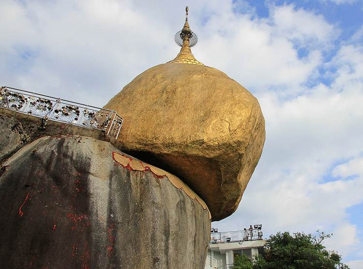 Kyaiktiyo złota skała Birma atrakcje Mjanma