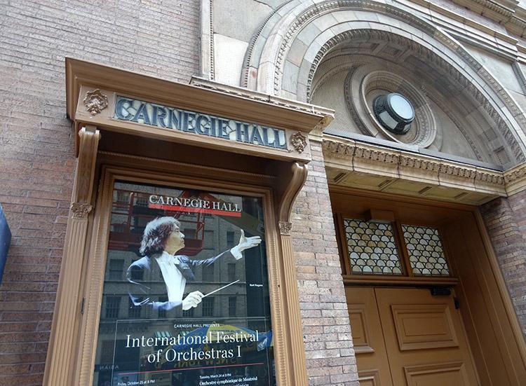 Carnegie Hall w Nowym Jorku plakat gablota drzwi dyrygent wejście