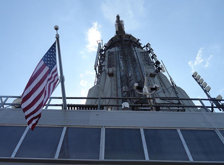 ciekawostki architektoniczne Empire State Building ciekawostki Nowy Jork Manhattan szczyt flaga amerykańska