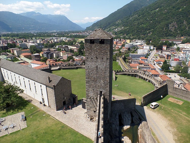 miasto Bellinzona w Szwajcarii atrakcje zabytki zamek