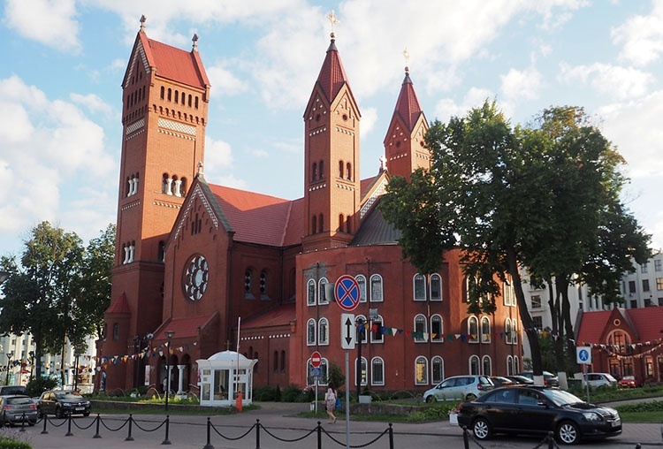 czerwony kościół Mińsk Białoruś ciekawostki atrakcje zabytki