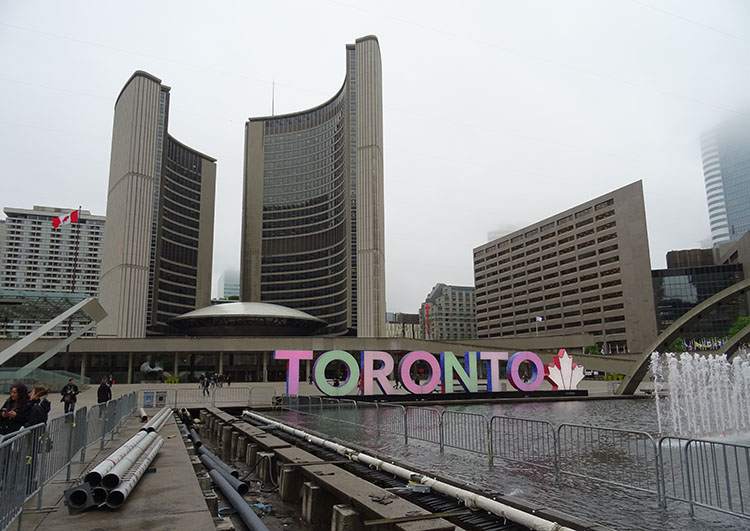ratusz nowy city hall Toronto ciekawostki Kanada atrakcje