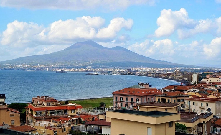 wulkan Wezuwiusz w Neapolu atrakcje zabytki Włochy