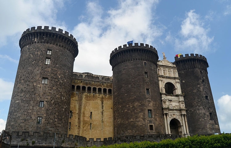 zamek Castel Nuovo Neapol ciekawostki atrakcje zabytki
