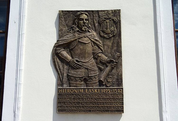 Hieronim Łaski Staszów rynek ratusz ciekawostki atrakcje zabytki