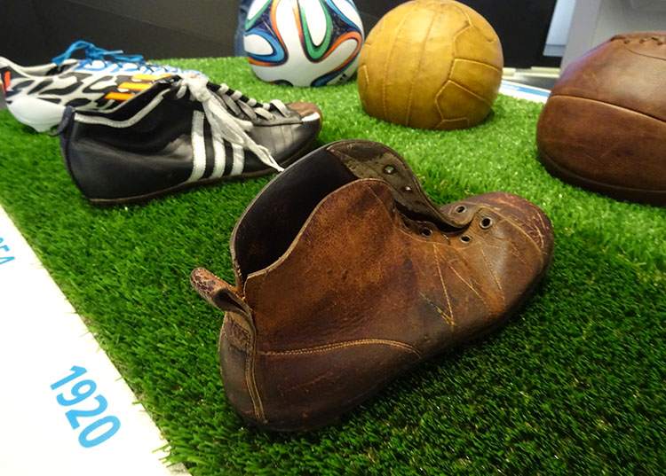 muzeum FIFA historia sportu ciekawostki piłka nożna stare buty piłkarzy piłki sztuczna trawa ekspozycja