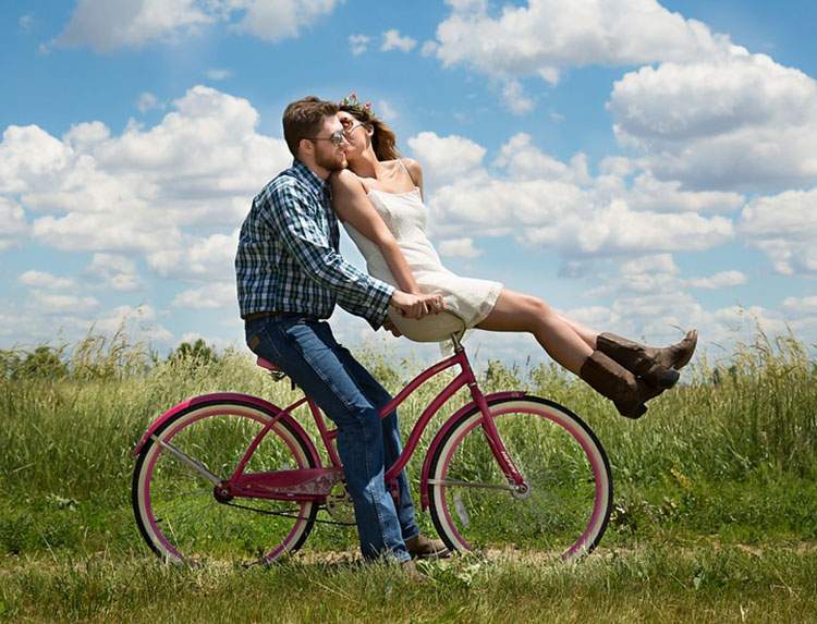 zakochani rower pocałunek swatka polska
