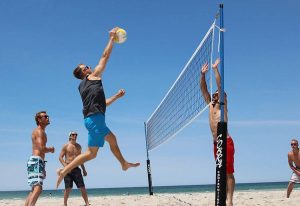 plaża gra w siatkówkę