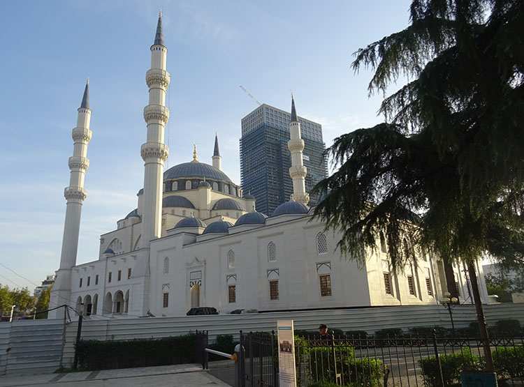 współczesny meczet Tirana ciekawostki atrakcje