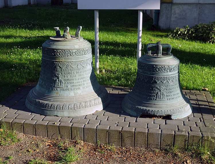 dzwony obok bazyliki w Trzemesznie