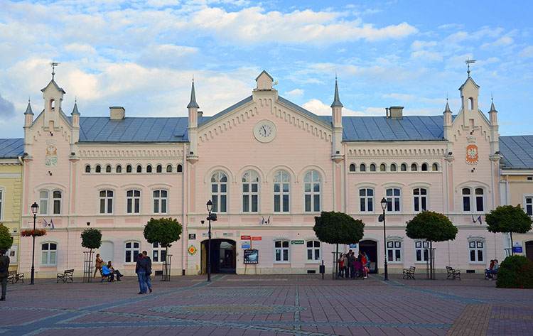 ratusz rynek Sanok ciekawostki zabytki atrakcje