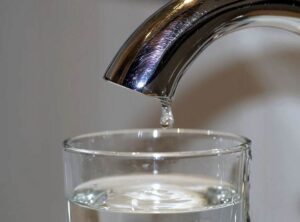 woda wodociągi kanalizacja kran szklanka kropla wody