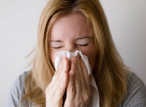 kobieta katar wycieranie nosa smarkanie