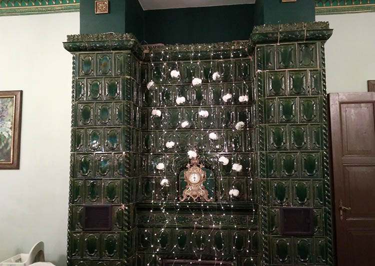 zielony piec pałac Bałoszyce wnętrze kafle 