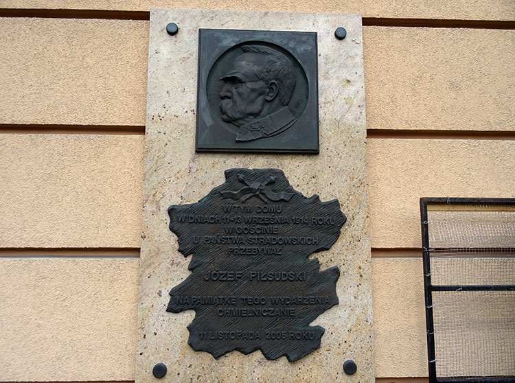Józef Piłsudski tablica kamienica Rynek Chmielnik