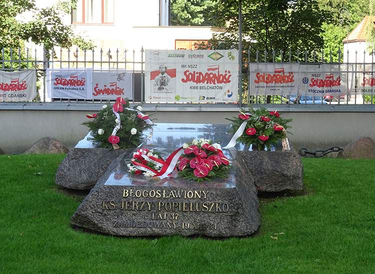 ksiądz Jerzy Popiełuszko grób na Żoliborzu Warszawa