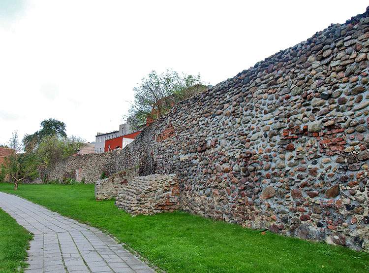 mury miejskie w Żaganiu zabytki atrakcje