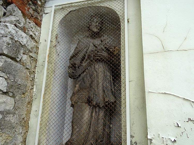 św. Jan Nepomucen figura zamek w Strzelcach Opolskich