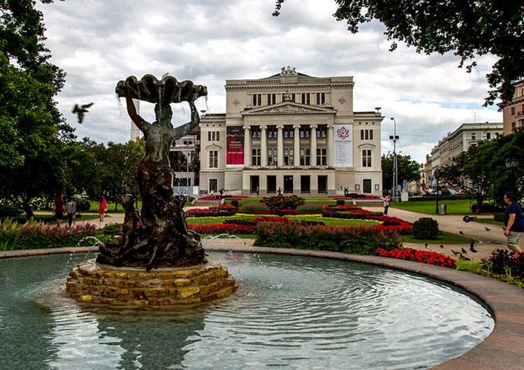 Opera w Rydze fontanna atrakcje Łotwa