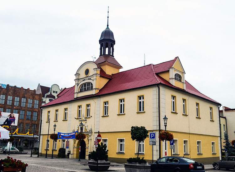 ratusz w Żarach rynek zabytki atrakcje co zobaczyć