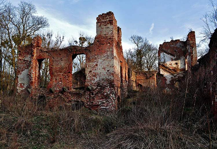 ruiny zamku zamek Milicz ciekawostki atrakcje zabytki