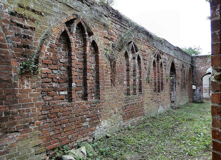 ruiny klasztoru augustianów Police ciekawostki zabytki atrakcje