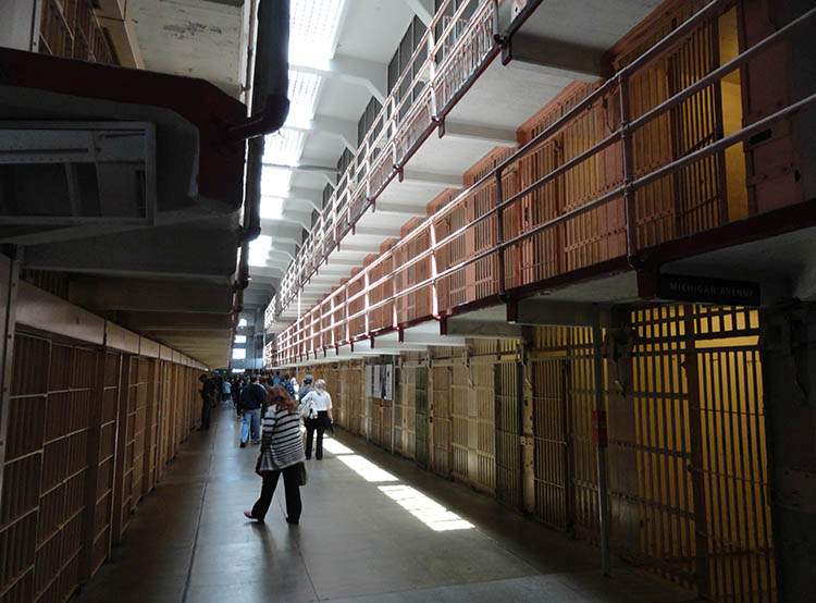 korytarz cele więzienie Alcatraz ciekawostki