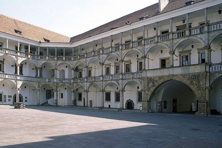 zamek dziedziniec zamku Brzeg ciekawostki atrakcje zabytki