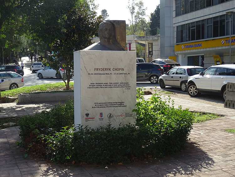 pomnik Fryderyka Chopina w Tiranie Albania