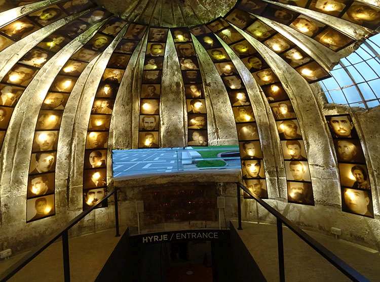 Wnętrze muzeum BunkART 2 w Tiranie