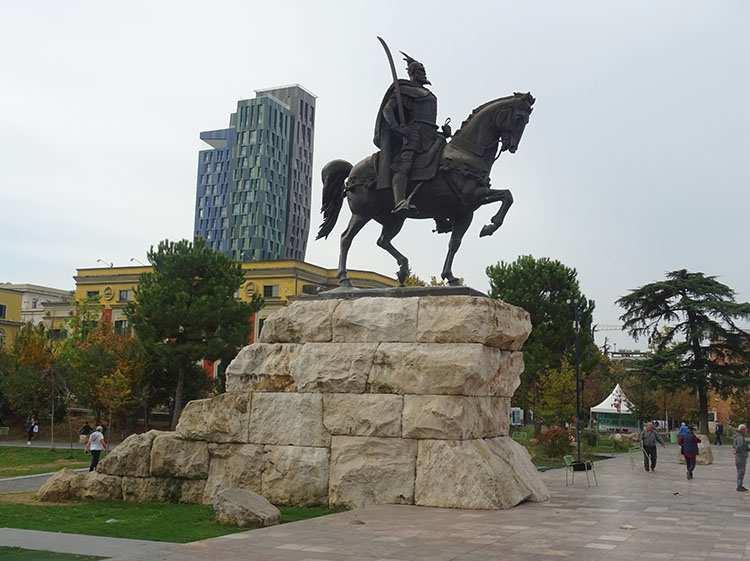 pomnik Skanderbega plac Tirana atrakcje Albania