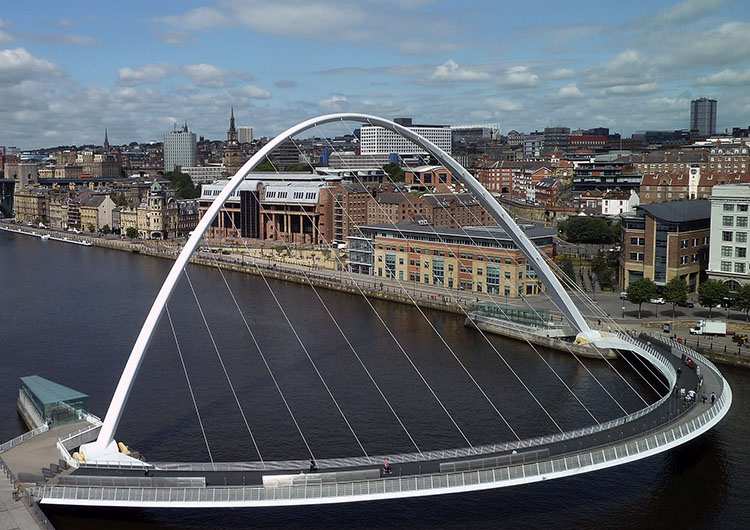 Newcastle upon Tyne ciekawostki most Gateshead Millennium Bridge