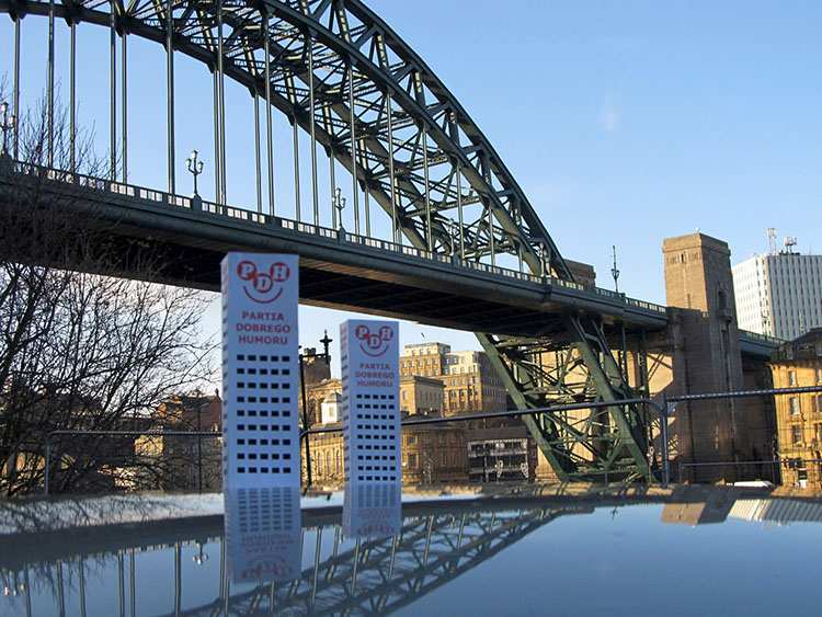 Tyne Bridge Wesoły Wieżowiec Happy Skyscraper