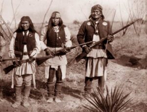 Wódz Apaczów Geronimo z prawej