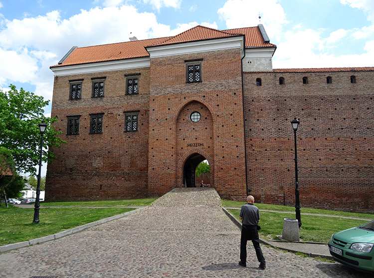 Łęczyca atrakcje zabytki Muzeum na zamku w Łęczycy wieża bramna ciekawostki