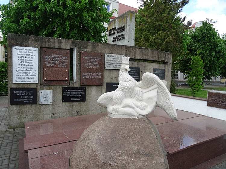 Pomnik Bohaterów Bitwy pod Bzurą w Łęczycy na rynku