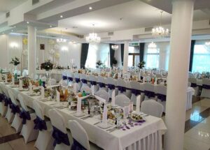 sala weselna Atrakcja na event firmowy – rysowanie karykatur na żywo