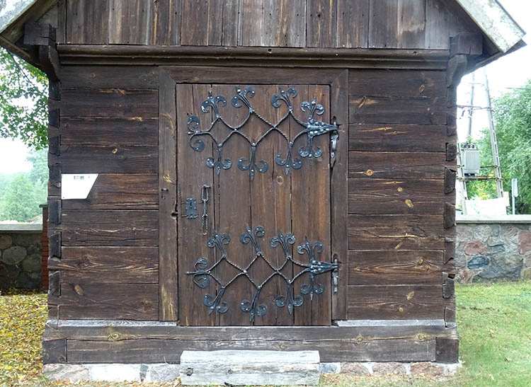 drewniana kostnica w Długosiodle zabytkowe drzwi gotyckie
