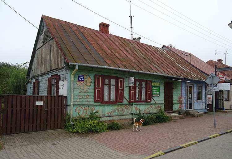 zdobiony malowany dom drewniany w Długosiodle woj. mazowieckie