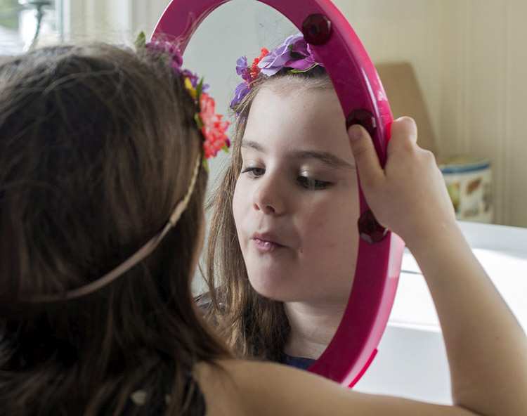 dziewczynka lustra ciekawostki o lustrach