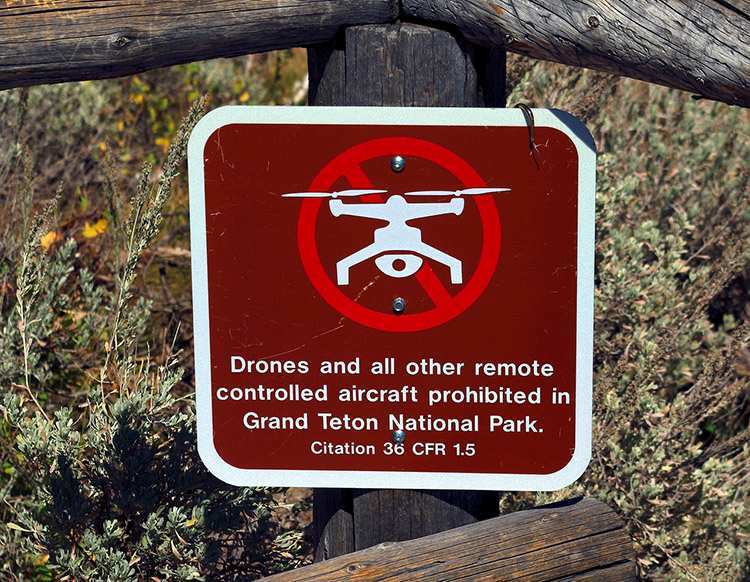znak zakaz używania dronów prawo