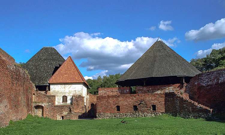 dziedziniec zamku Międzyrzecz ciekawostki atrakcje zabytki
