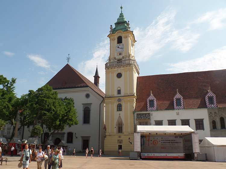 sakralne zabytki stolicy Słowacji Kościół na rynku w Bratysławie