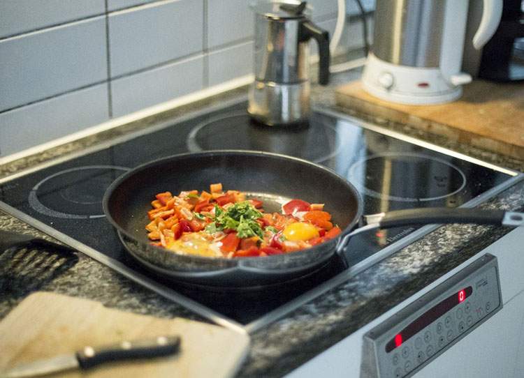 kuchenki płyty indukcyjne ciekawostki kuchenka indukcyjna